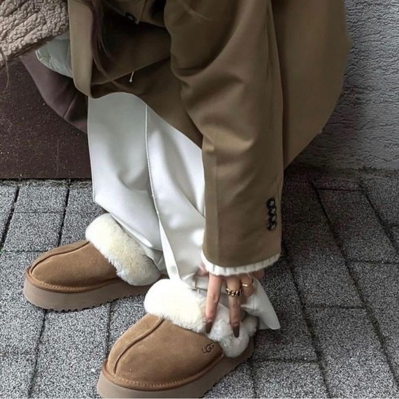 UGG Shoes - Women’s UGG Disquette Chestnut Platform Suede Slippers Size 7 US!